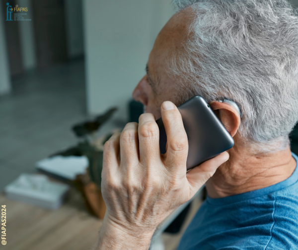 Persona sorda llamando al teléfono de Atención al Ingreso Mínimo vital