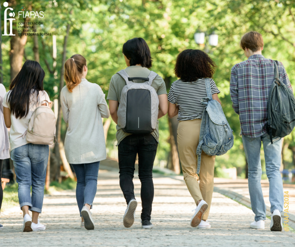 Grupo de personas caminando de espaldas en un parque