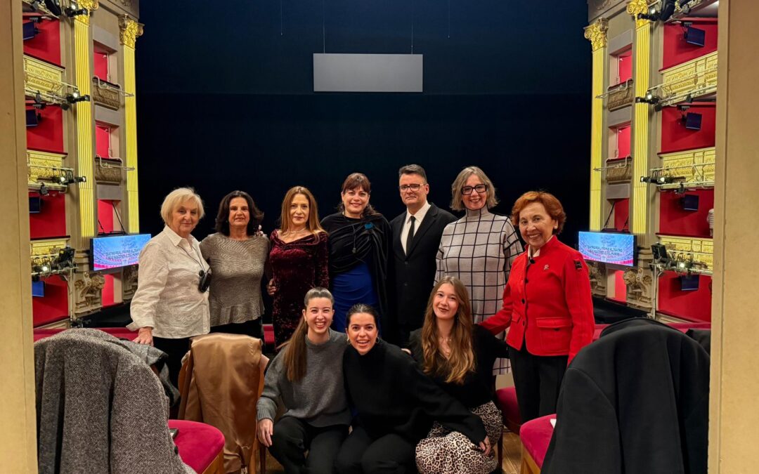 VOLUNTARIOS DE FIAPAS DISFRUTAN DE LA ÓPERA ‘CARMEN’ POR INVITACIÓN DE SS.MM. LOS REYES