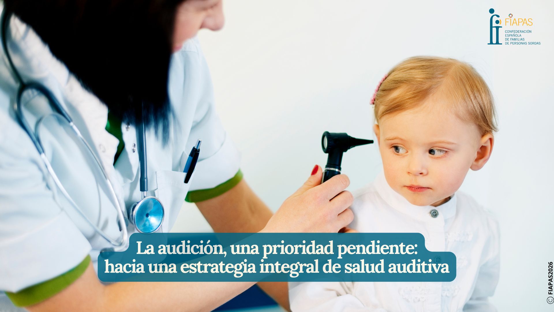 Niño pequeño con una doctora, realizando una revisión de oído, con el texto: La audición, una prioridad pendiente: hacia una estrategia integral de salud auditiva